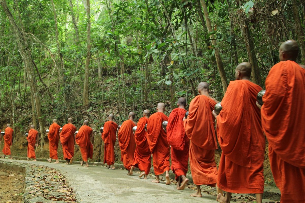 moines-meditation-en-marchant-kinhin-zen